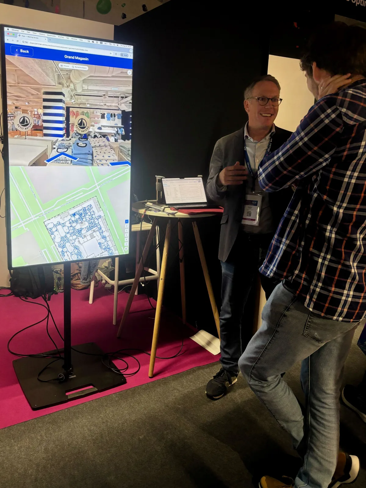 Démonstration d'un plan interactif de centre commercial sur écran lors d'un salon professionnel