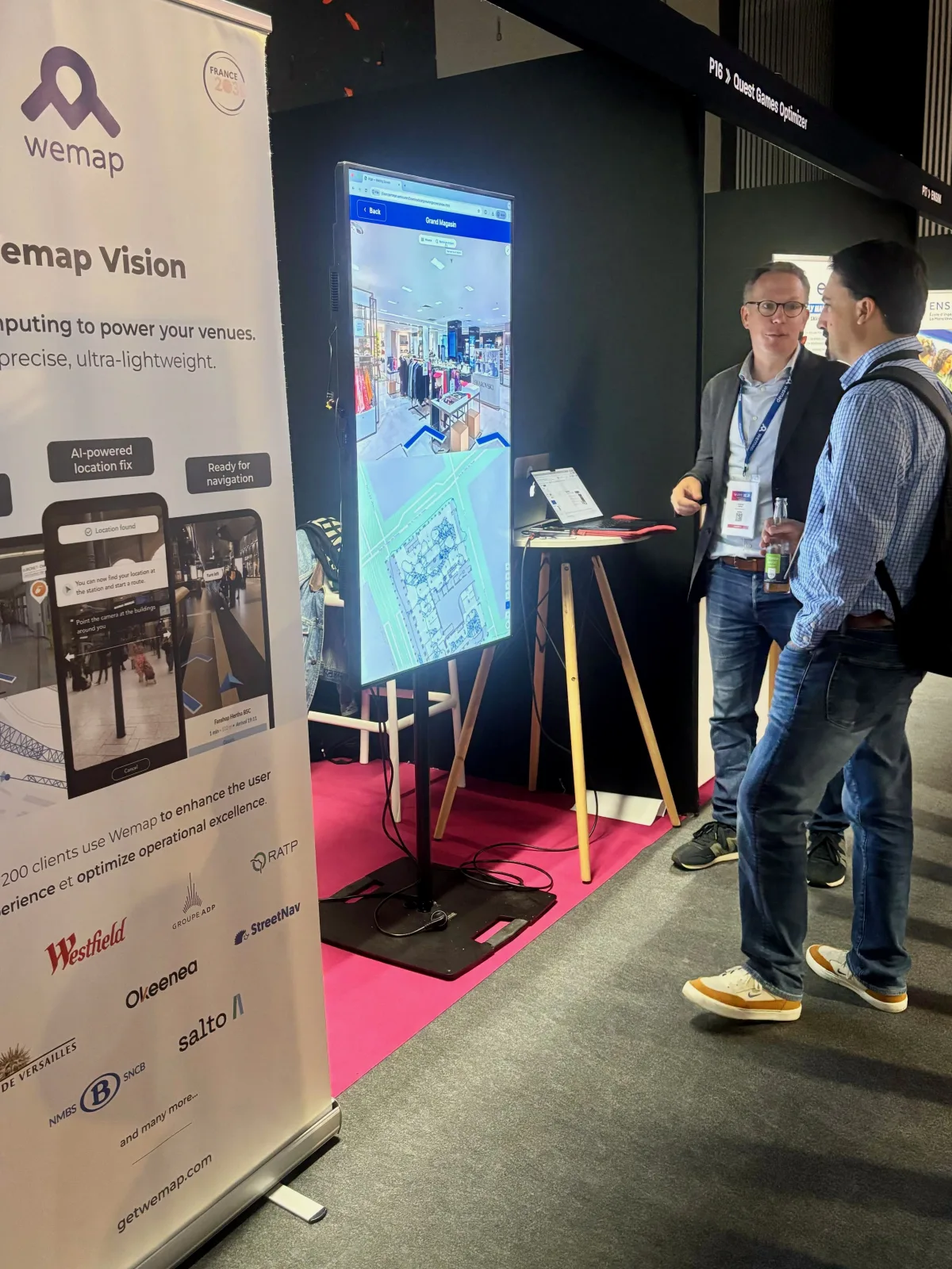 L'équipe Wemap sur son stand lors d'un salon professionnel