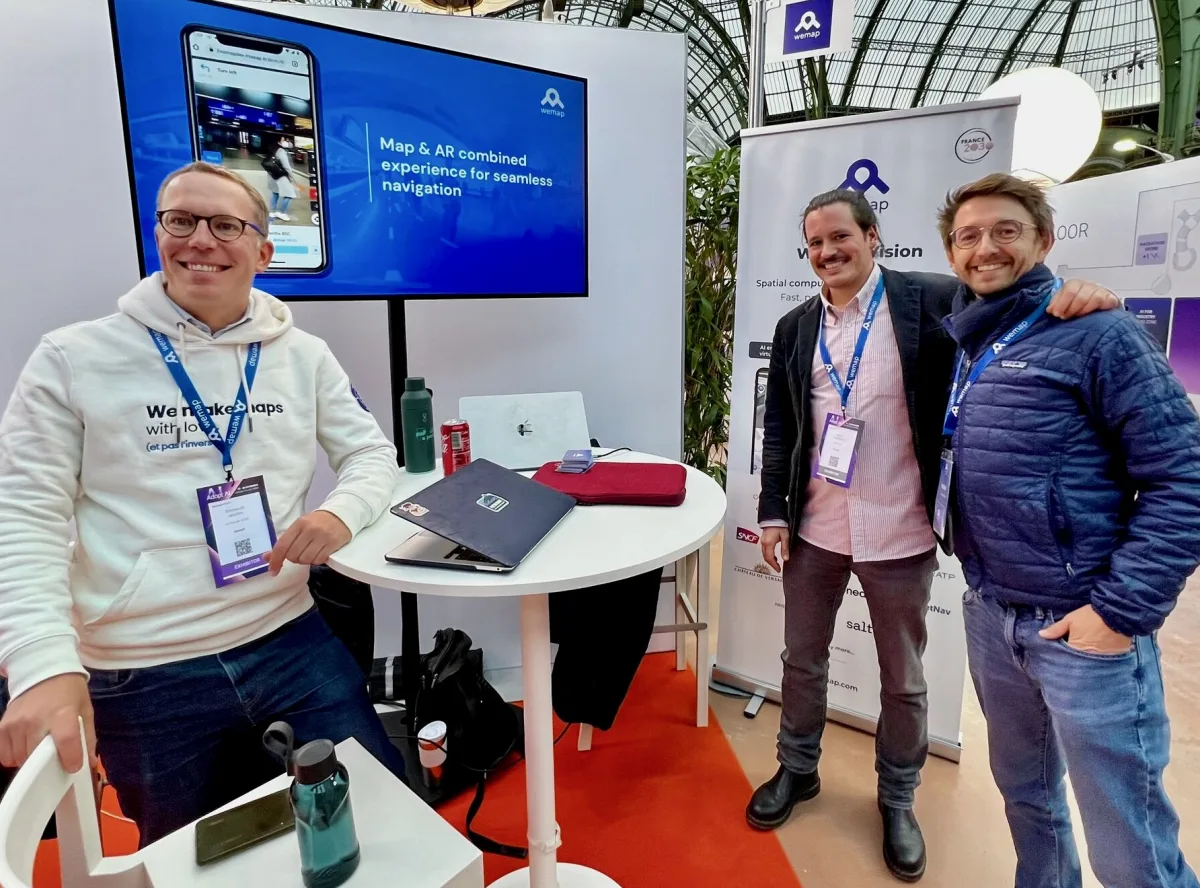 L'équipe Wemap sur son stand lors d'un salon professionnel